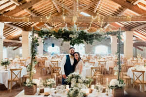 salle de mariage, dîner, mariés, robe blanche, couple, tables, décoration