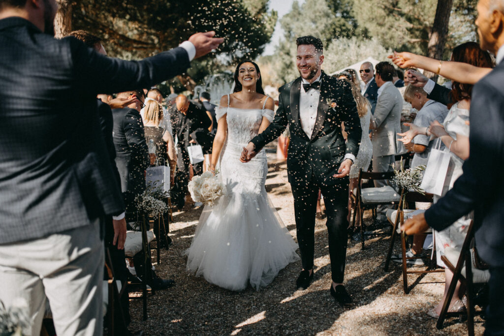 mariage oriental, sortie de cérémonie, mariés, mariage dans les vignes du Beaujolais