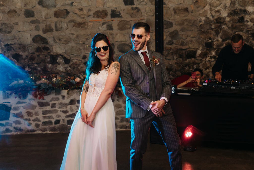 Première danse, Fun, Mariée, Lunettes de soleil, Couple, Mariés