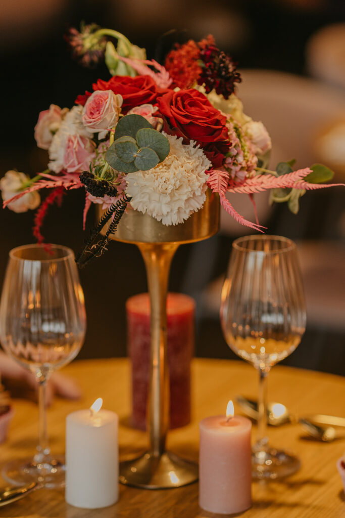 centre de table de mariage avec bouquet de fleurs rouge, blanches et roses