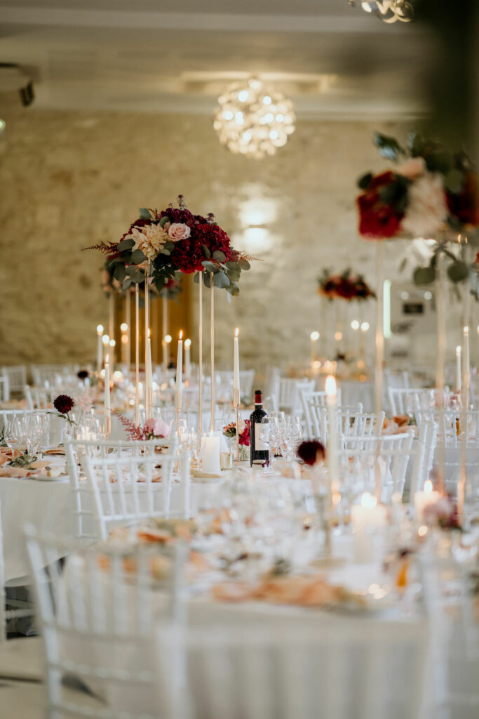 Salle de mariage décorée rouge et blanche, avec bougies chandelles, fleurs