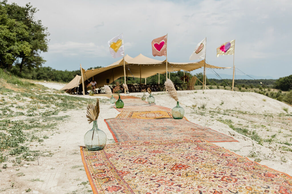 tente, cocktail, tapis, chaise, cérémonie, chaises en bois, drapeaux, mariage, allée de cérémonie, décoration