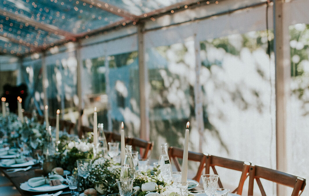 Décoration de mariage végétale verte sous une tente de cristal