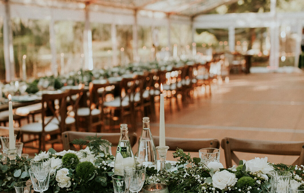 décoration de table de mariage verte et blanche avec des fleurs et des bougies