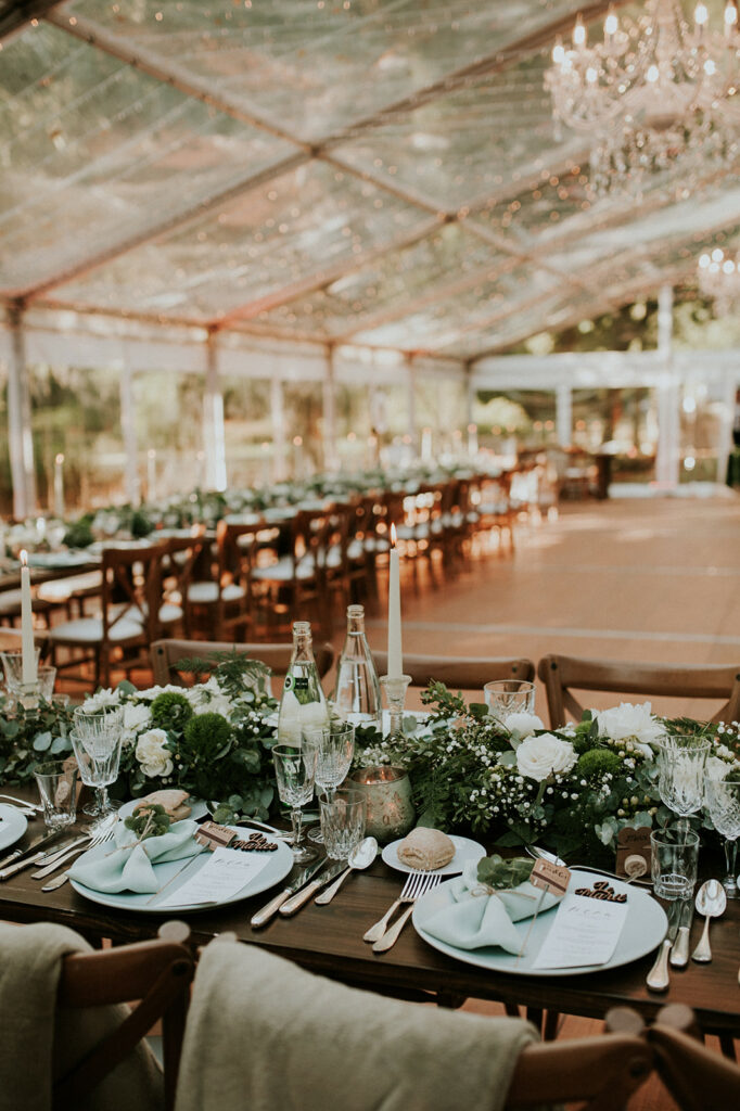 décoration de table de mariage verte et blanche avec des fleurs et des bougies