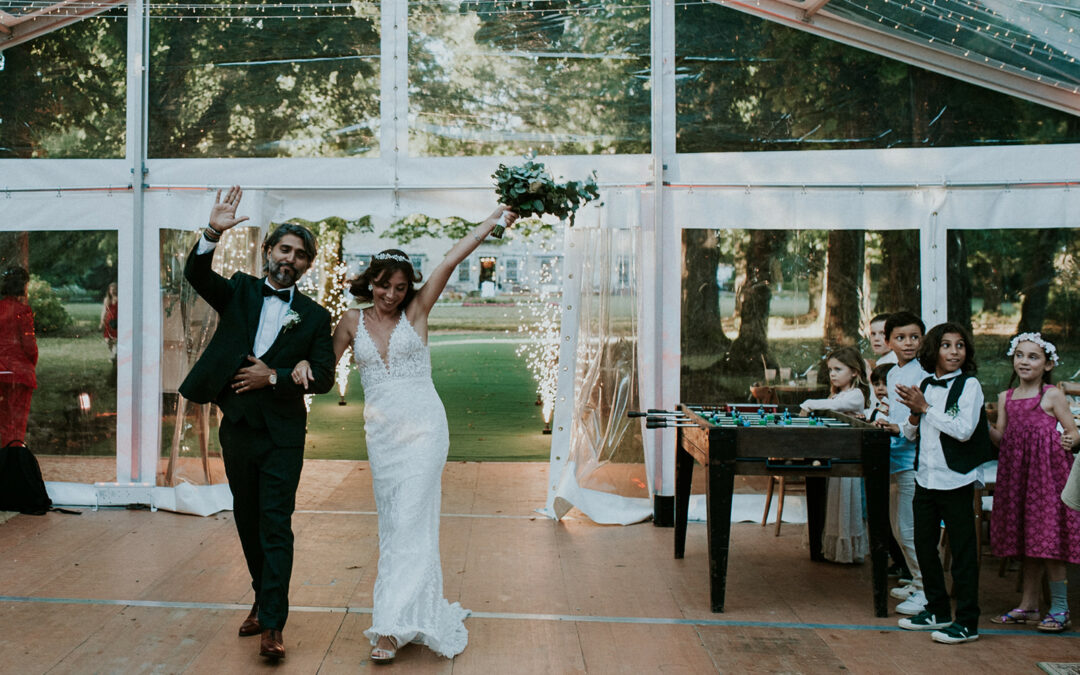 Mariage sous une tente transparent, arrivée des mariés avec le bouquet