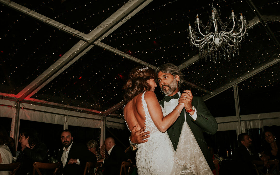 première danse de couple à un mariage sous une tente transparente, ouverture de bal