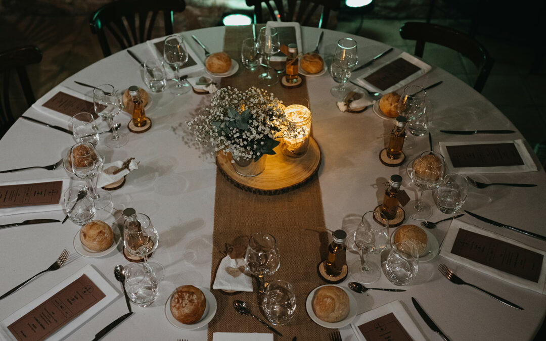 centre de table de mariage minimaliste, sur table ronde