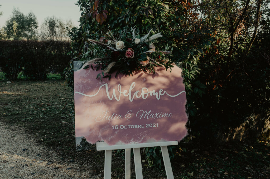 Sérigraphie sur verre pour panneau d'accueil de mariage, aquarelle rose et blanc