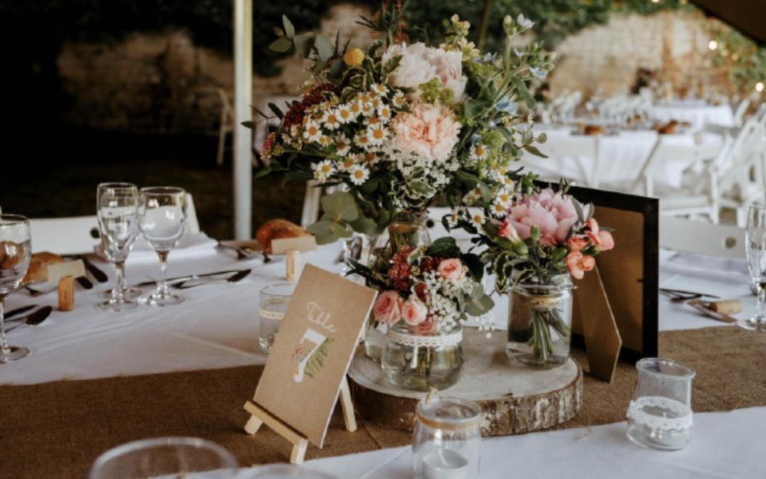 Photo d'un plan de table florale avec un style bohème chic