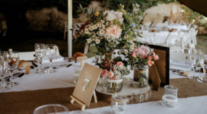 Photo d'un plan de table florale avec un style bohème chic