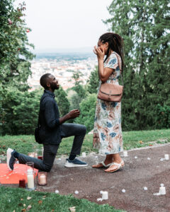 Demande en mariage dans un parc