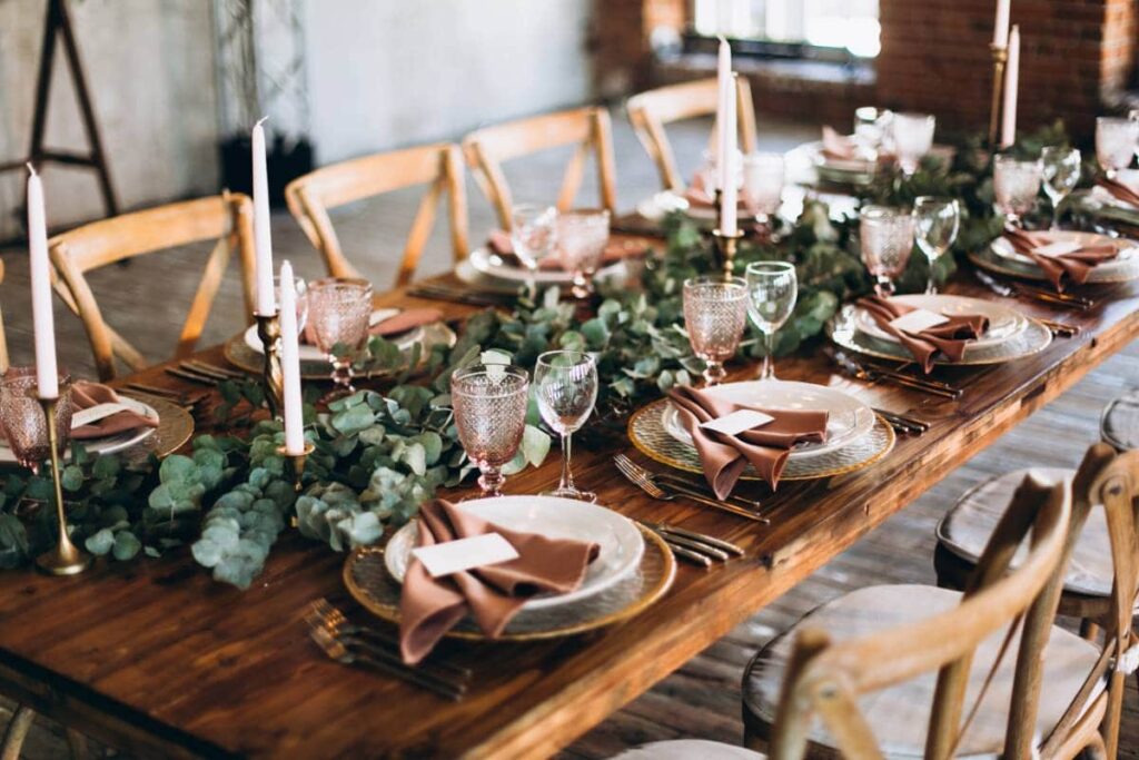 Les préparatifs de votre cérémonie avancent à grands pas et c’est le moment de réfléchir à votre décoration de table. Pour un mariage sur le thème champêtre, vous aimeriez quelque chose de rustique, de romantique et de chaleureux, mais vous êtes un peu à court d’imagination. Voici des idées originales pour créer une super décoration de table pour un mariage champêtre !