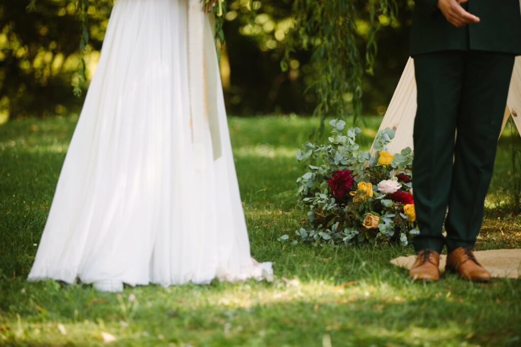 chaussures, robe, fleurs, herbes, mariés