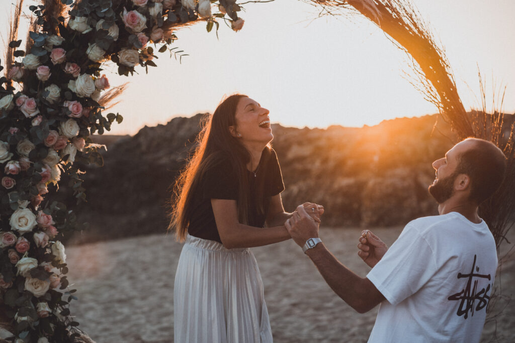 Demande en mariage plage, demande en mariage, sunset, coucher de soleil, arche, fleurs, Votre demande en mariage à l'Ile de Ré