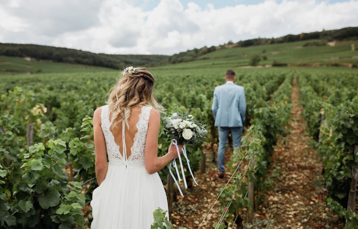 Shooting photo des mariés dans les vignes de la champagne. Des noces à la Dolce Vita !