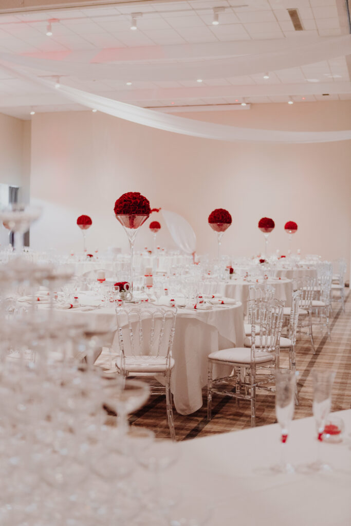 Décoration salle mariage en rouge, blanc, argent