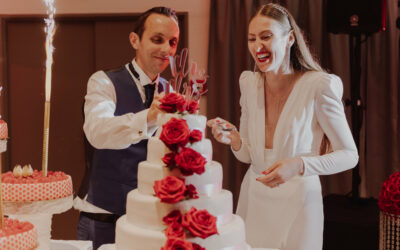 Wedding cake rouge blanc et argent. Les différents types de gâteaux pour votre mariage, Intégrer des traditions à son mariage