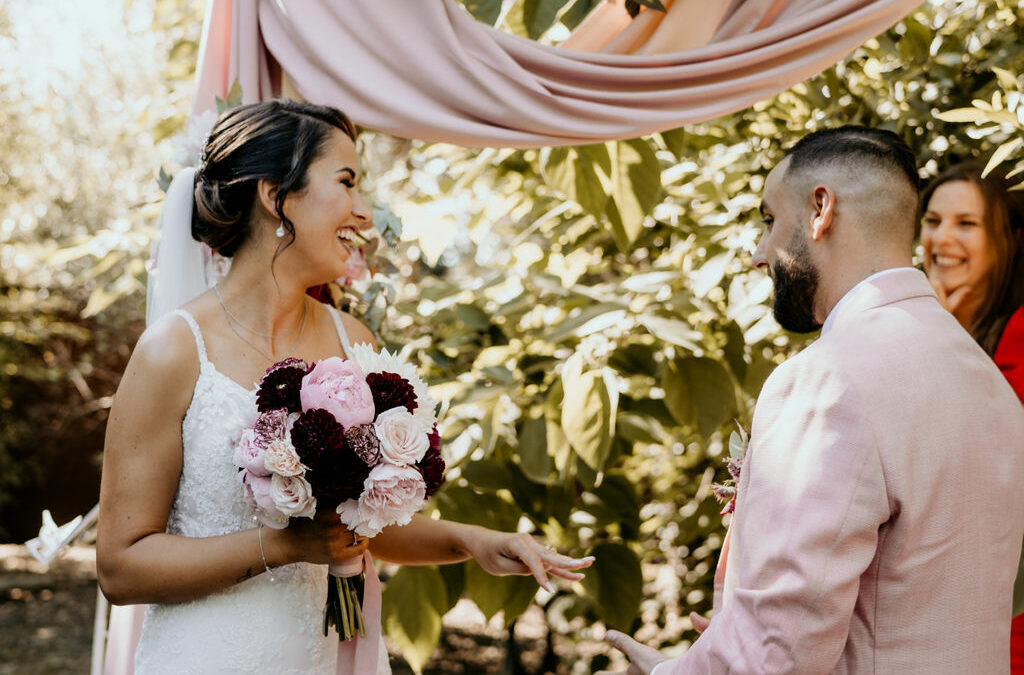 Bouquet de mariée rose et fuschia, arche cérémonie laïque