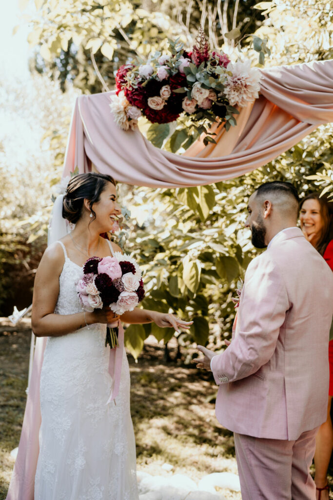 Bouquet de mariée rose et fuschia, arche cérémonie laïque