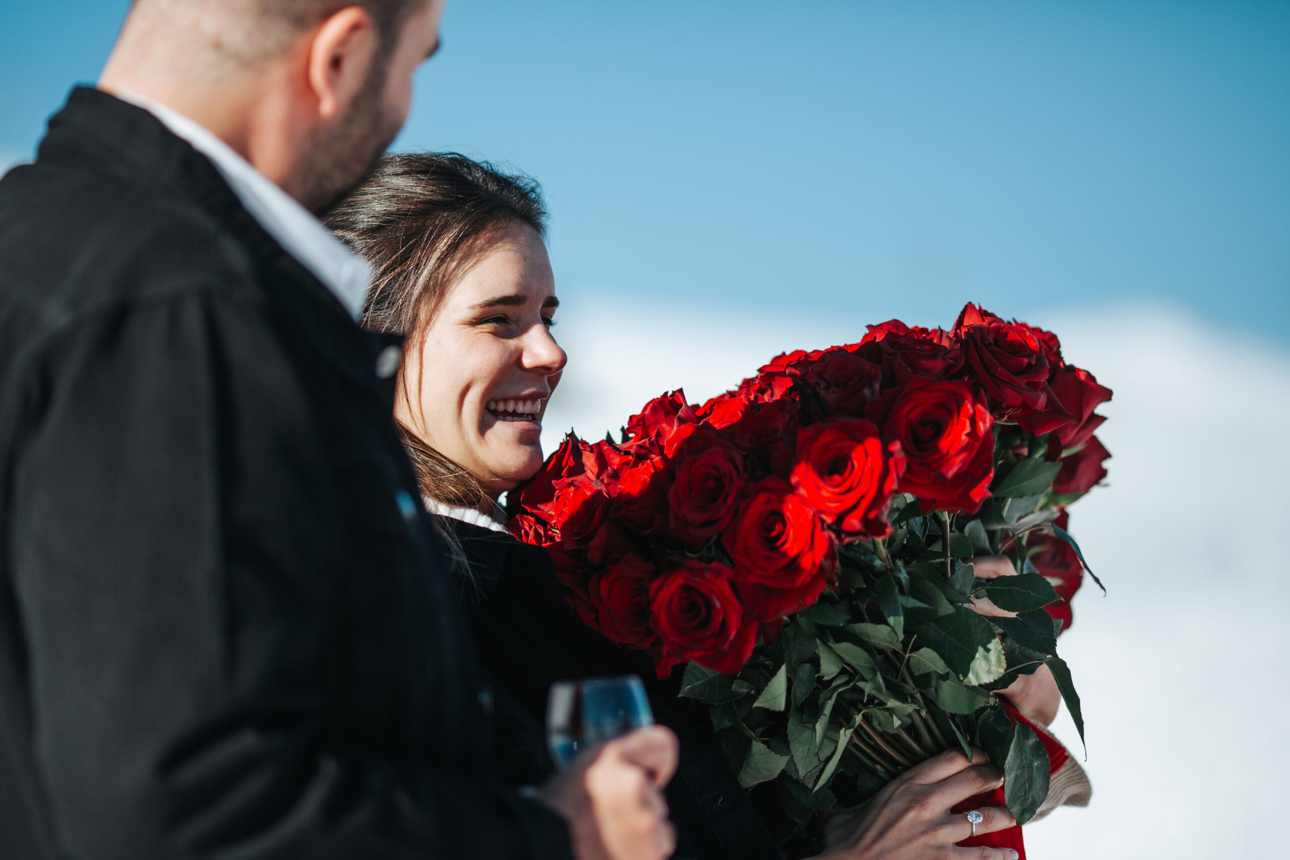 bouquet de roses rouges, demande en mariage, organisation demande en mariage, futurs mariés, fiançailles