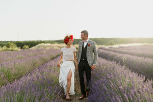 lavande, couple, couronne de fleurs