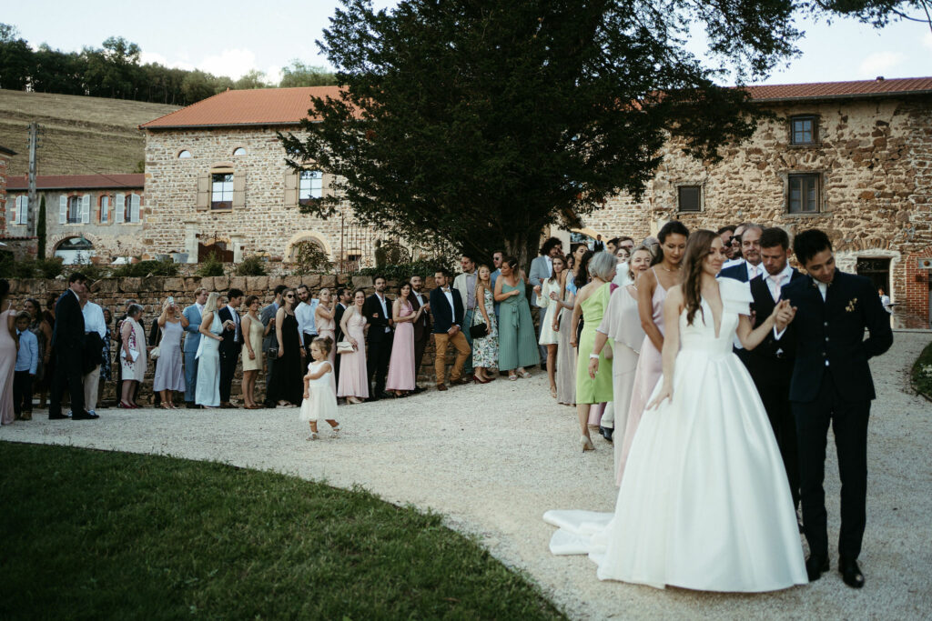 Mariés, allée, invités, domaine couple, marche