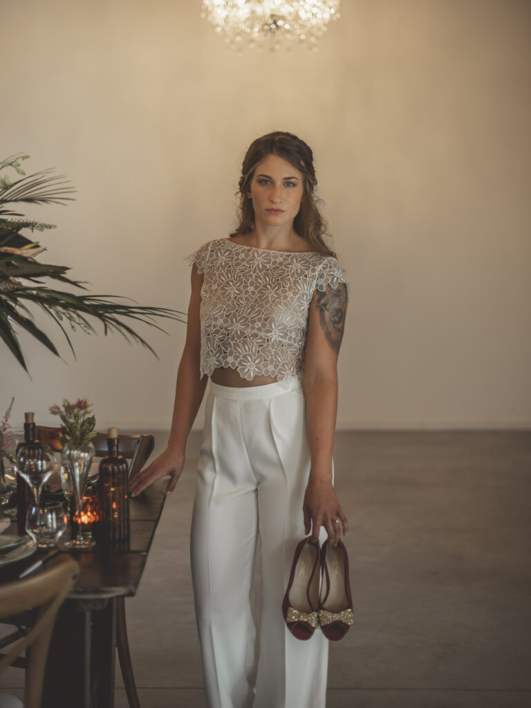 Mariée en smoking, mariée en pantalon, chaussure de mariage, mariée, transparence, sexy