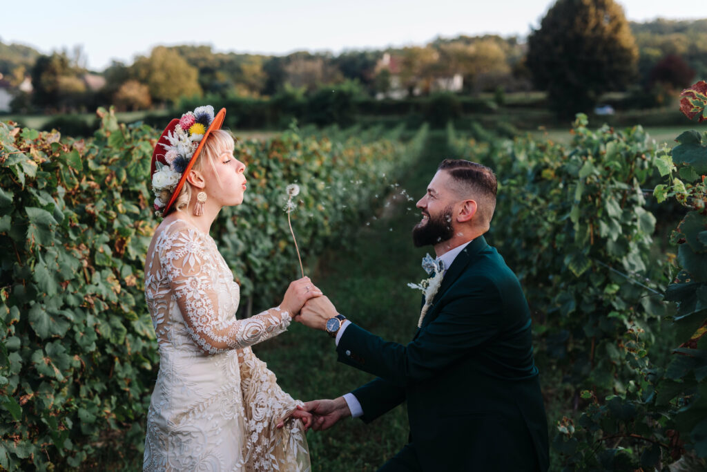 photo dans les vignes, photo de couple, chapeau mariée, genou à terre