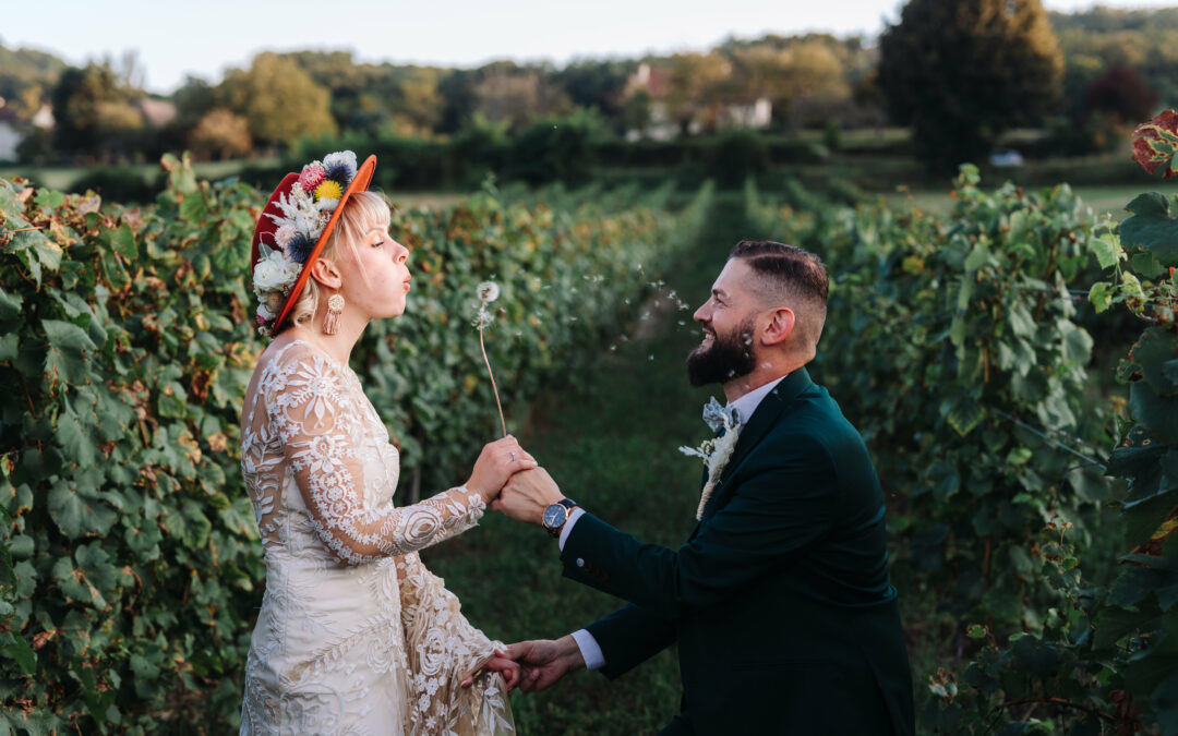 photo dans les vignes, photo de couple, chapeau mariée, genou à terre