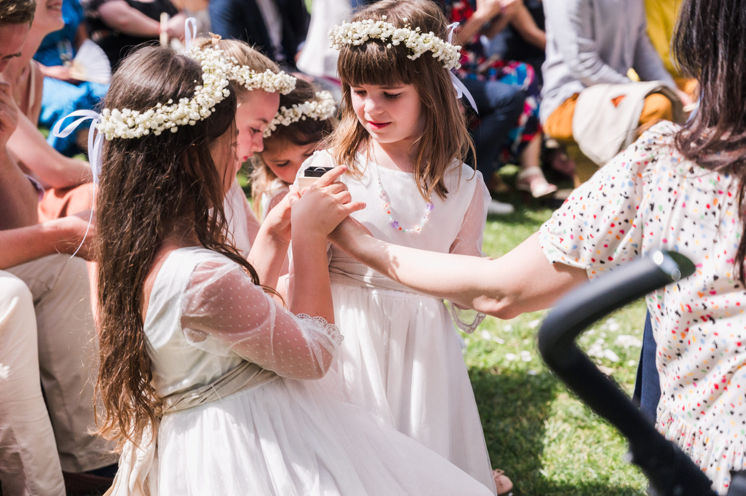 demoiselle d'honneur, enfant, petites filles, couronne de fleurs