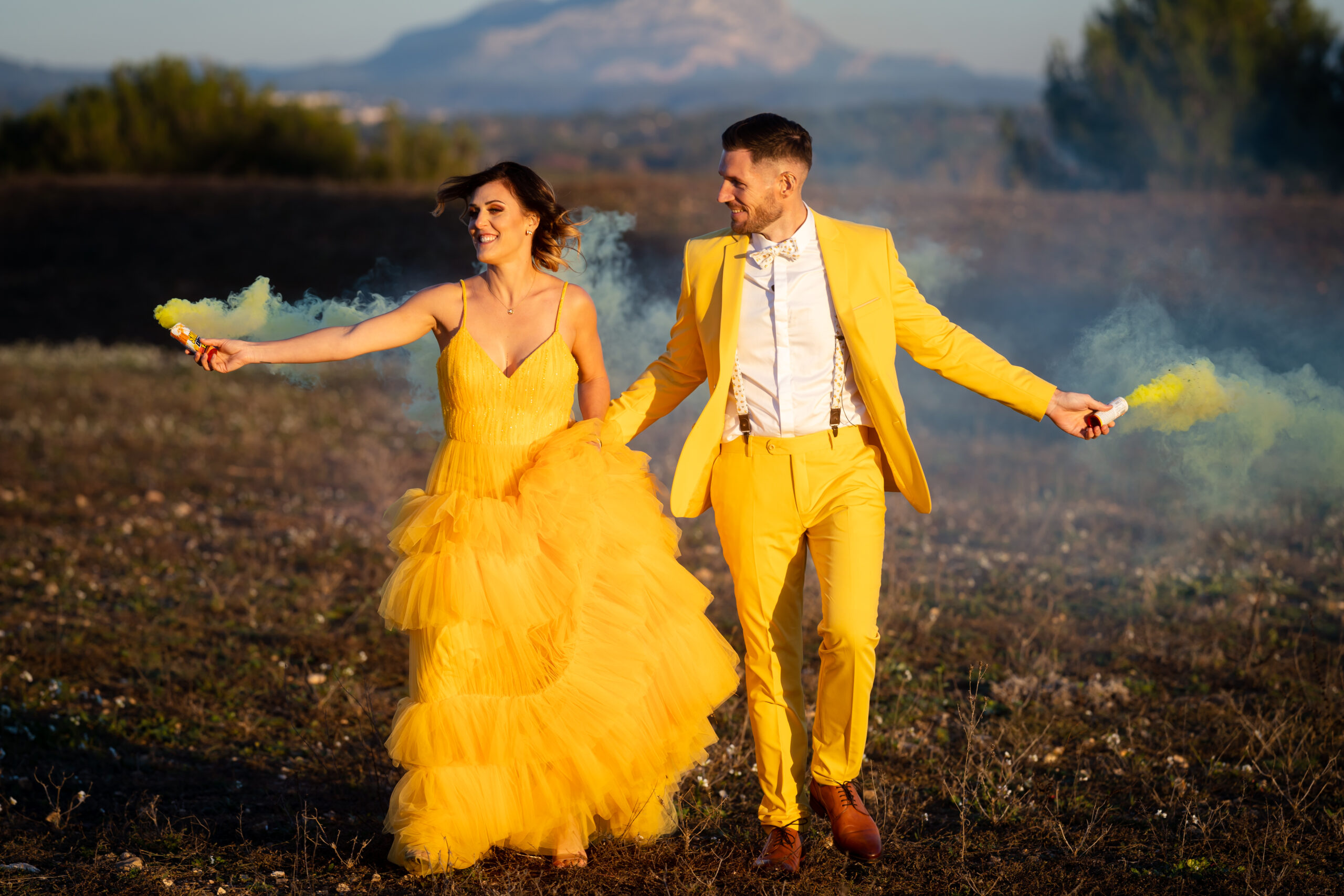 deux mariés en jaune et blanc, wedding, shooting, mariage coloré