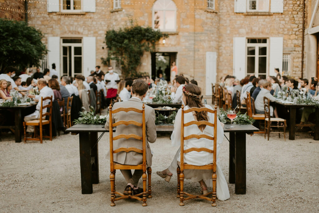 mariage beaujolais, mariage laïque, mariés, table d'honneur, table mariés, repas de mariage