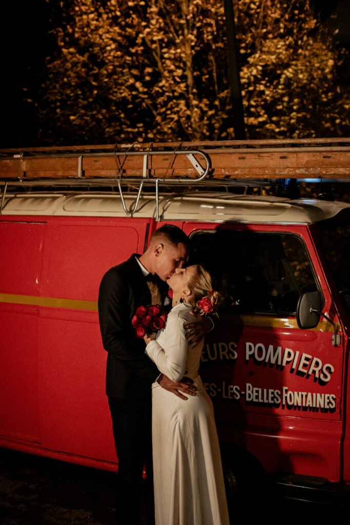 types de transport de mariage, mariage, transport, couple, photo couple, cérémonie, pompier, camion pompier