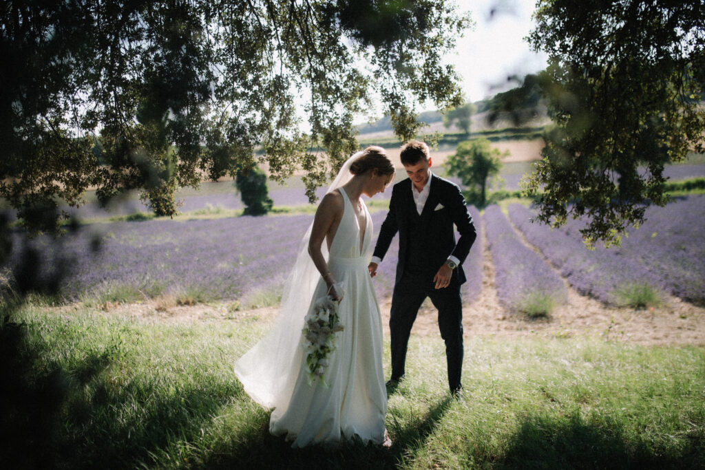 mariage au cœur des champs de lavandes dans la Drôme