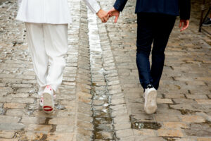 Idées de chaussures de mariée, tenue, costume femme, tailleur, mariage, couple, mariés en basket