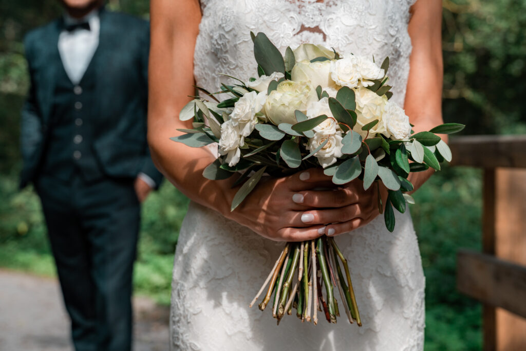 bouquet, fleurs, mariés, photo de couple, robe blanche, dentelle