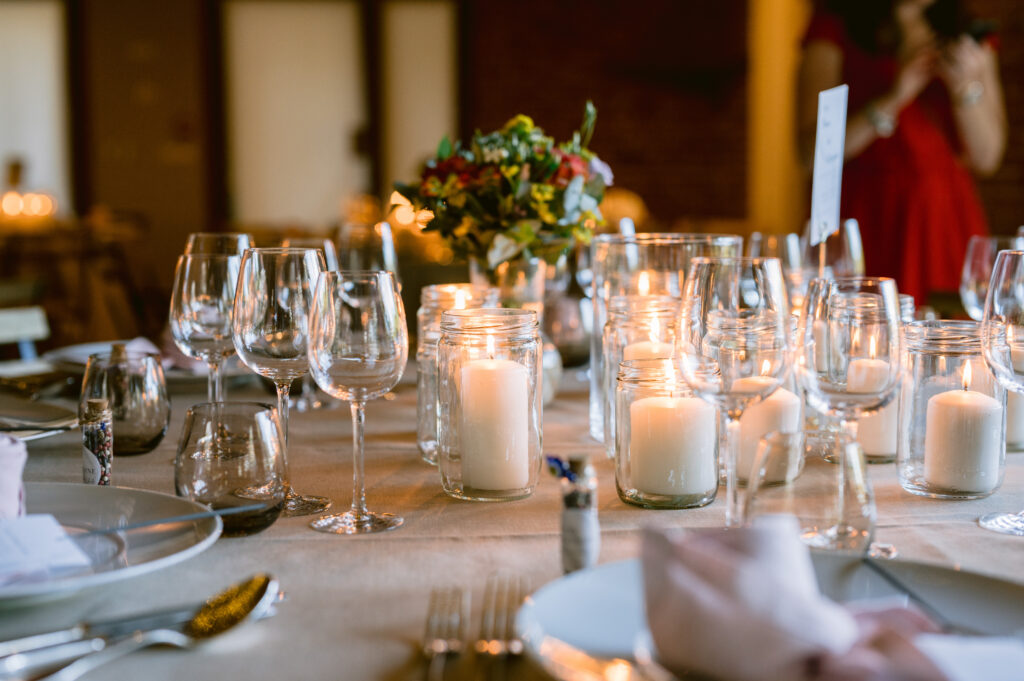décoration table mariage,  fleurs colorées, détails, table invité, bougies