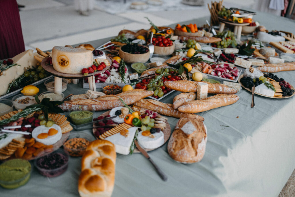 grazing table, nourriture, fromage, pain, fruits, garniture, buffet