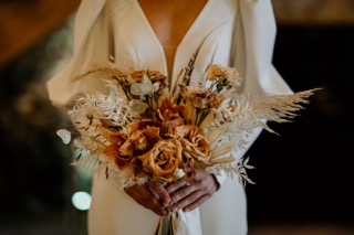 mariée, bouquet, fleurs, orange, blanc, rose, robe de mariée