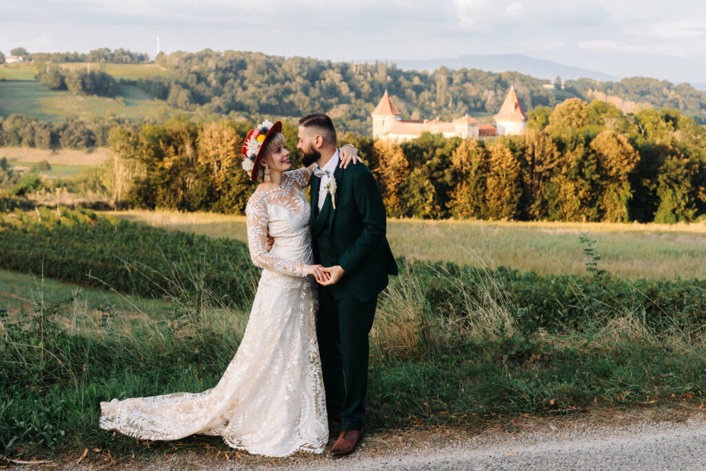 mariage beaujolais, photo de couple, mariés, couple, chapeau mariée, Comment organiser votre mariage à Cognac ?