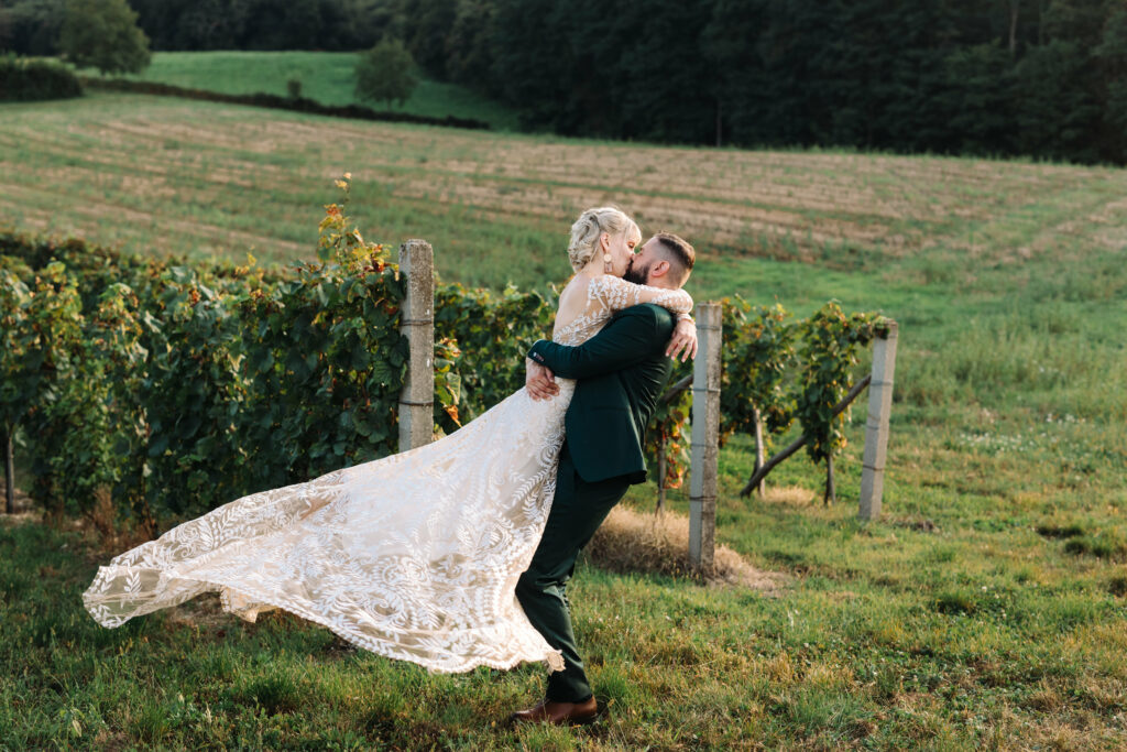 vignes, couple, photo de couple, séance couple, robe, bohème, nature, champs