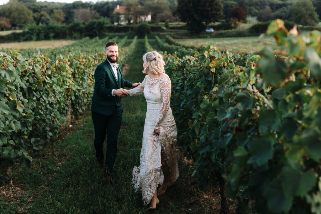 mariés, robe blanche, costume vert, champs, vignes, fleurs, couple, Thèmes de mariage originaux dans le Loiret