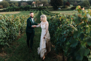 mariés, robe blanche, costume vert, champs, vignes, fleurs, couple