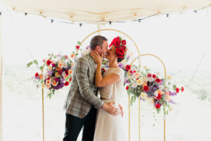 mariage coloré, arche fleur, fleurs, chapeau fleur