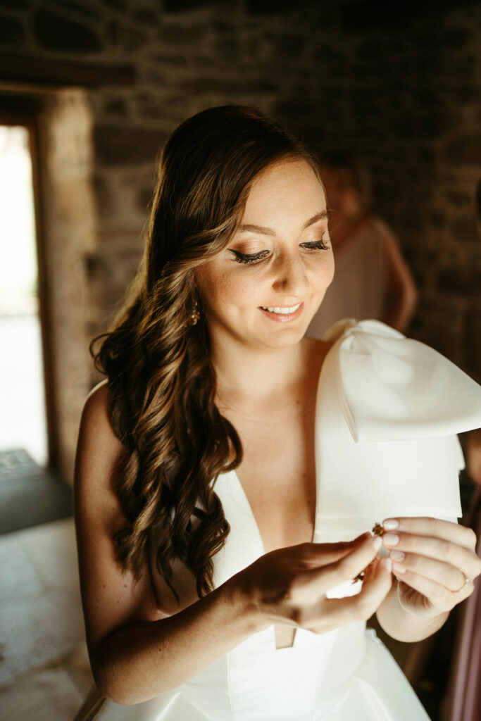 Les erreurs à éviter pour votre mariage en Charente, préparatif, bride, boucles d'oreilles, coiffure mariée, 