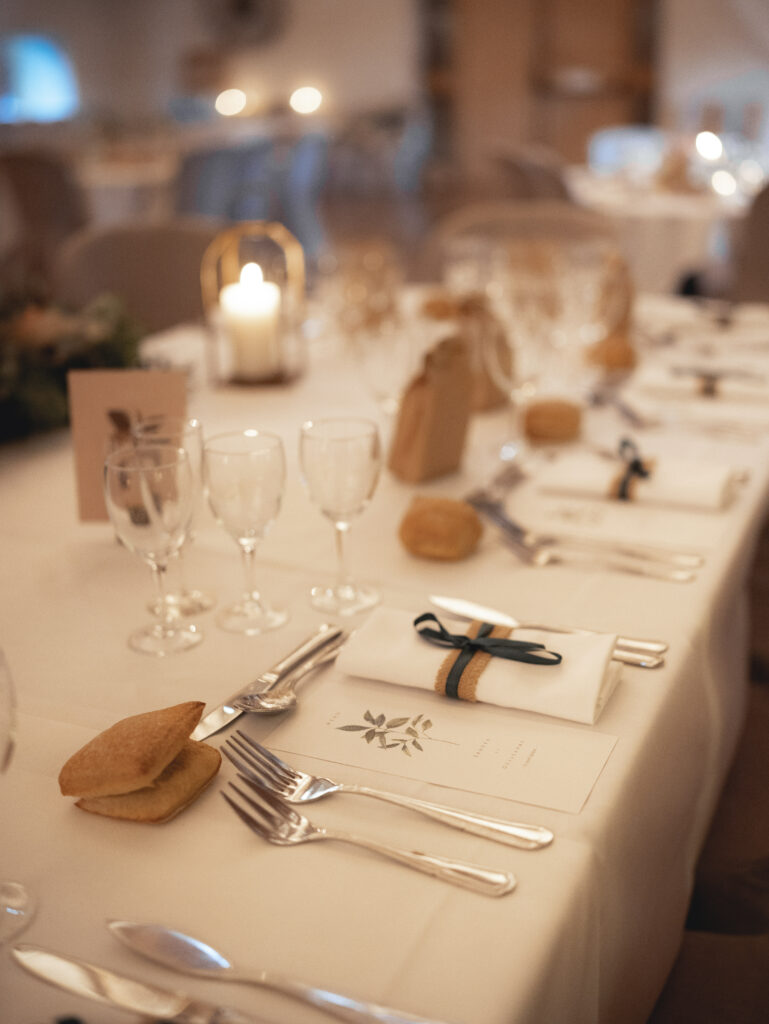 décoration de mariage, table, menu, service de table, fleurs, blanc