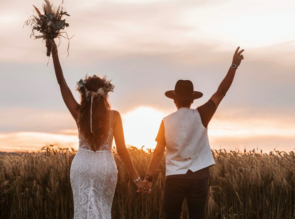 destination wedding, bouquet, chapeau, couché de soleil, love, nature, robe de mariée