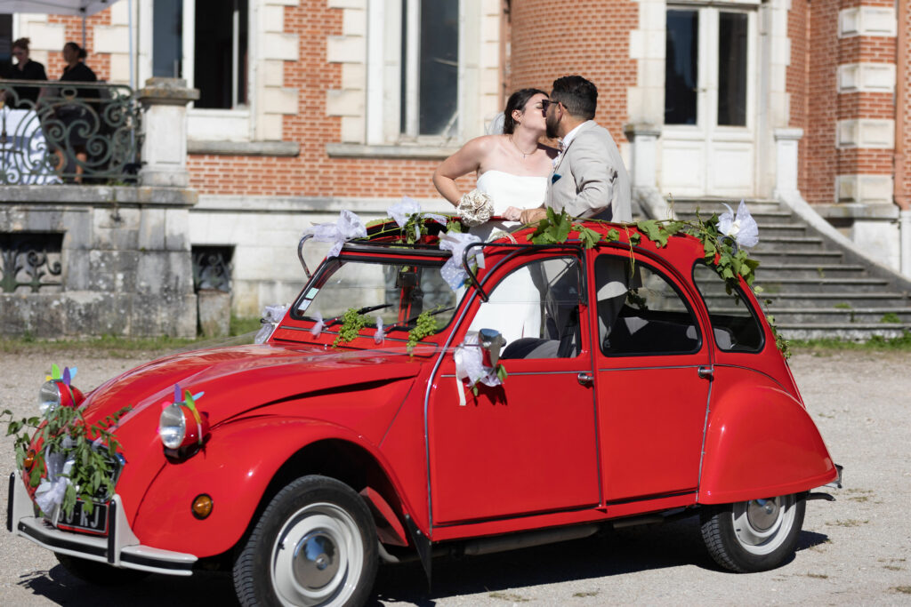 se marier dans un Château du Loiret, 2CV, voiture des mariés, arrivée des mariés