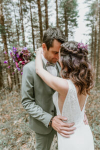 mariage, mariés, photos de couples, robe blanche, costume vert, bouquet, fleurs, coiffure, mariage eco-responsable, wedding planner, organisation mariage, conseil et accompagnement